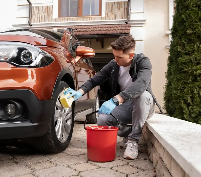 Lavage auto à domicile Prats-de-Carlux : professionnel intervenant sur un véhicule